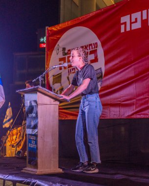 Hayfa, İsrail - 23 Ağustos 2025: Dana Venkert kalabalığa hitaben yaptığı konuşmada, savaşın sona ermesi, rehine anlaşmasının tamamlanması ve yeni seçimler çağrısında bulundu. Hayfa, İsrail