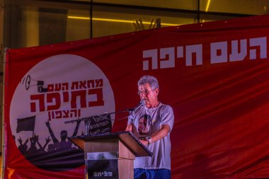 Hayfa, İsrail - 23 Ağustos 2025: Yaakov Godo, savaşı sona erdirme, rehine anlaşmasının tamamlanması ve yeni seçimler çağrısında bulunan bir protesto mitinginde kalabalığa seslendi. Hayfa, İsrail