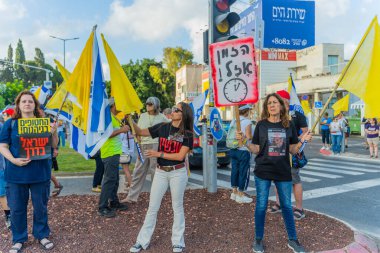 Hayfa, İsrail - 26 Ağustos 2025: İnsanlar çeşitli tabelalarla protesto ediyor ve İsrail 'in Hayfa kentinde düzenlenen Gazze Rehinesi Protesto Günü kapsamında yolu kapatıyorlar.