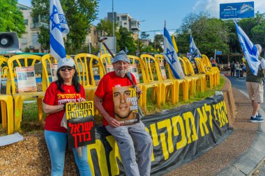 Hayfa, İsrail - 26 Ağustos 2025: İnsanlar çeşitli tabelalarla protesto ediyor ve İsrail 'in Hayfa kentinde düzenlenen Gazze Rehinesi Protesto Günü kapsamında yolu kapatıyorlar.