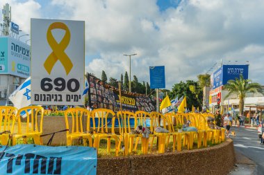 Hayfa, İsrail - 26 Ağustos 2025: İsrail 'in Hayfa kentinde düzenlenen Gazze Rehine Anlaşması' nı protesto etmek amacıyla ülke çapında düzenlenen 690 günlük tutsak sayısının imzalanması