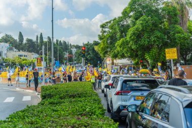Hayfa, İsrail - 26 Ağustos 2025: İnsanlar çeşitli tabelalarla protesto ediyor ve İsrail 'in Hayfa kentinde düzenlenen Gazze Rehinesi Protesto Günü kapsamında yolu kapatıyorlar.