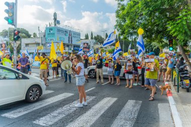 Hayfa, İsrail - 26 Ağustos 2025: İnsanlar çeşitli tabelalarla protesto ediyor ve İsrail 'in Hayfa kentinde düzenlenen Gazze Rehinesi Protesto Günü kapsamında yolu kapatıyorlar.