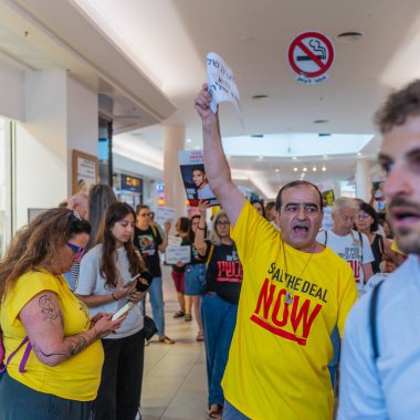 Hayfa, İsrail - 26 Ağustos 2025: Alışveriş merkezi protestosu, İsrail 'in Hayfa kentindeki Gazze Rehine Anlaşması için ülke çapında düzenlenen bir protesto gününün bir parçası olarak rehineleri destekleyen pankartlarla yürüyen insanlar