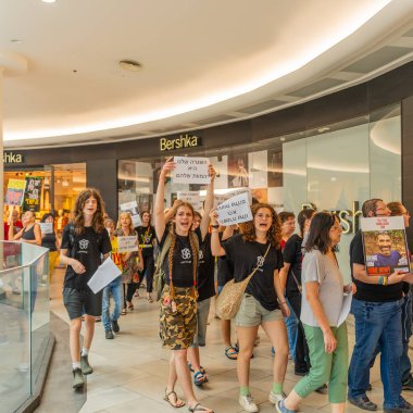 Hayfa, İsrail - 26 Ağustos 2025: Alışveriş merkezi protestosu, İsrail 'in Hayfa kentindeki Gazze Rehine Anlaşması için ülke çapında düzenlenen bir protesto gününün bir parçası olarak rehineleri destekleyen pankartlarla yürüyen insanlar