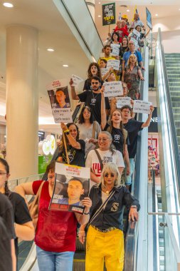 Hayfa, İsrail - 26 Ağustos 2025: Alışveriş merkezi protestosu, İsrail 'in Hayfa kentindeki Gazze Rehine Anlaşması için ülke çapında düzenlenen bir protesto gününün bir parçası olarak rehineleri destekleyen pankartlarla yürüyen insanlar