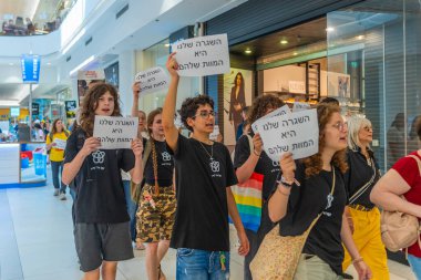 Hayfa, İsrail - 26 Ağustos 2025: Alışveriş merkezi protestosu, İsrail 'in Hayfa kentindeki Gazze Rehine Anlaşması için ülke çapında düzenlenen bir protesto gününün bir parçası olarak rehineleri destekleyen pankartlarla yürüyen insanlar