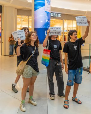 Hayfa, İsrail - 26 Ağustos 2025: Alışveriş merkezi protestosu, İsrail 'in Hayfa kentindeki Gazze Rehine Anlaşması için ülke çapında düzenlenen bir protesto gününün bir parçası olarak rehineleri destekleyen pankartlarla yürüyen insanlar
