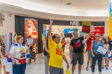 Hayfa, İsrail - 26 Ağustos 2025: Alışveriş merkezi protestosu, İsrail 'in Hayfa kentindeki Gazze Rehine Anlaşması için ülke çapında düzenlenen bir protesto gününün bir parçası olarak rehineleri destekleyen pankartlarla yürüyen insanlar