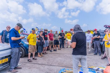 Hayfa, İsrail - 26 Ağustos 2025: İnsanlar, İsrail 'in Hayfa kentinde düzenlenen Gazze Rehinesi Protesto Günü kapsamında, dekore edilmiş arabalardan oluşan bir protesto konvoyu hazırlıyorlar.