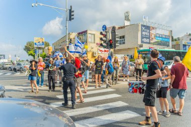 Hayfa, İsrail - 26 Ağustos 2025: İsrail 'in Hayfa kentinde düzenlenen Gazze Rehinesi Protesto Günü kapsamında insanlar yolu protesto edip trafiği kapattılar