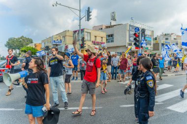 Hayfa, İsrail - 26 Ağustos 2025: İsrail 'in Hayfa kentinde düzenlenen Gazze Rehinesi Protesto Günü kapsamında insanlar yolu protesto edip trafiği kapattılar