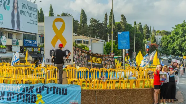 Hayfa, İsrail - 26 Ağustos 2025: İnsanlar çeşitli tabelalarla protesto ediyor ve İsrail 'in Hayfa kentinde düzenlenen Gazze Rehinesi Protesto Günü kapsamında yolu kapatıyorlar.