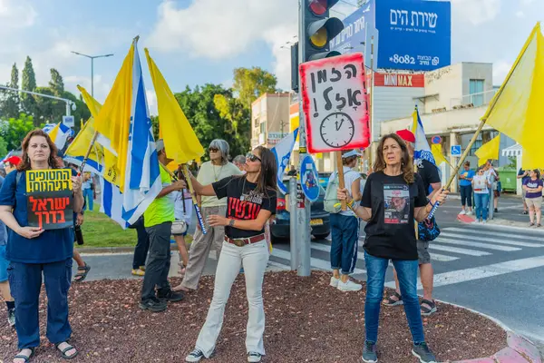 Hayfa, İsrail - 26 Ağustos 2025: İnsanlar çeşitli tabelalarla protesto ediyor ve İsrail 'in Hayfa kentinde düzenlenen Gazze Rehinesi Protesto Günü kapsamında yolu kapatıyorlar.