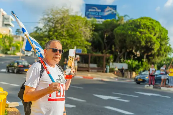 Hayfa, İsrail - 26 Ağustos 2025: İnsanlar çeşitli tabelalarla protesto ediyor ve İsrail 'in Hayfa kentinde düzenlenen Gazze Rehinesi Protesto Günü kapsamında yolu kapatıyorlar.