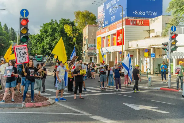 Hayfa, İsrail - 26 Ağustos 2025: İnsanlar çeşitli tabelalarla protesto ediyor ve İsrail 'in Hayfa kentinde düzenlenen Gazze Rehinesi Protesto Günü kapsamında yolu kapatıyorlar.