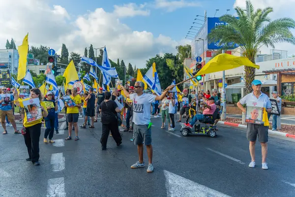 Hayfa, İsrail - 26 Ağustos 2025: İnsanlar çeşitli tabelalarla protesto ediyor ve İsrail 'in Hayfa kentinde düzenlenen Gazze Rehinesi Protesto Günü kapsamında yolu kapatıyorlar.
