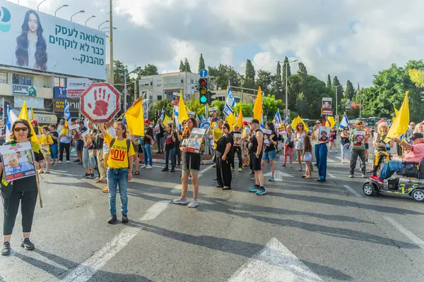 Hayfa, İsrail - 26 Ağustos 2025: İnsanlar çeşitli tabelalarla protesto ediyor ve İsrail 'in Hayfa kentinde düzenlenen Gazze Rehinesi Protesto Günü kapsamında yolu kapatıyorlar.