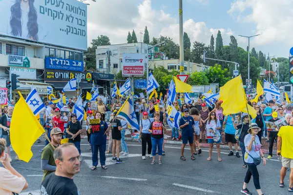 Hayfa, İsrail - 26 Ağustos 2025: İnsanlar çeşitli tabelalarla protesto ediyor ve İsrail 'in Hayfa kentinde düzenlenen Gazze Rehinesi Protesto Günü kapsamında yolu kapatıyorlar.