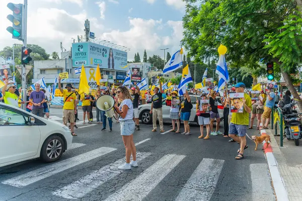 Hayfa, İsrail - 26 Ağustos 2025: İnsanlar çeşitli tabelalarla protesto ediyor ve İsrail 'in Hayfa kentinde düzenlenen Gazze Rehinesi Protesto Günü kapsamında yolu kapatıyorlar.