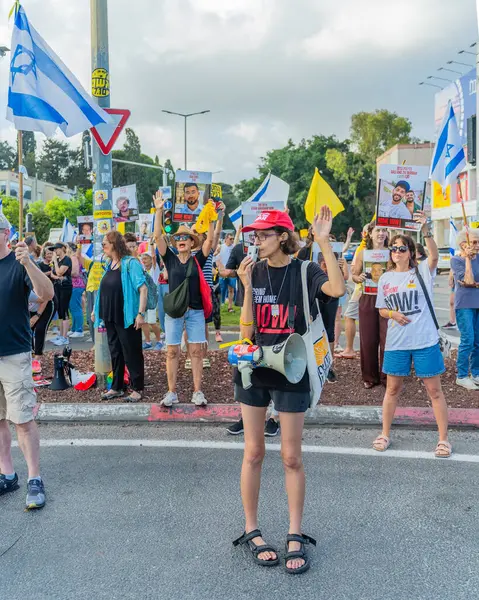 Hayfa, İsrail - 26 Ağustos 2025: İnsanlar çeşitli tabelalarla protesto ediyor ve İsrail 'in Hayfa kentinde düzenlenen Gazze Rehinesi Protesto Günü kapsamında yolu kapatıyorlar.