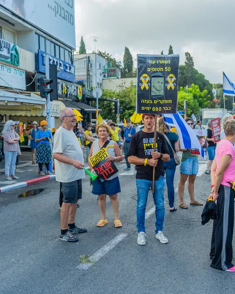 Hayfa, İsrail - 26 Ağustos 2025: İnsanlar çeşitli tabelalarla protesto ediyor ve İsrail 'in Hayfa kentinde düzenlenen Gazze Rehinesi Protesto Günü kapsamında yolu kapatıyorlar.