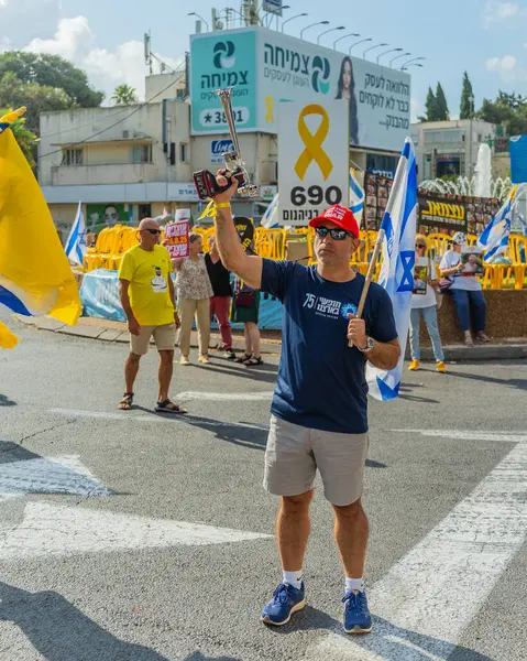 Hayfa, İsrail - 26 Ağustos 2025: İnsanlar çeşitli tabelalarla protesto ediyor ve İsrail 'in Hayfa kentinde düzenlenen Gazze Rehinesi Protesto Günü kapsamında yolu kapatıyorlar.