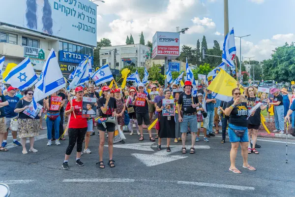 Hayfa, İsrail - 26 Ağustos 2025: İnsanlar çeşitli tabelalarla protesto ediyor ve İsrail 'in Hayfa kentinde düzenlenen Gazze Rehinesi Protesto Günü kapsamında yolu kapatıyorlar.
