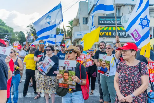 Hayfa, İsrail - 26 Ağustos 2025: İnsanlar çeşitli tabelalarla protesto ediyor ve İsrail 'in Hayfa kentinde düzenlenen Gazze Rehinesi Protesto Günü kapsamında yolu kapatıyorlar.