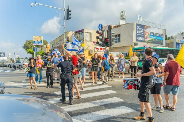 Hayfa, İsrail - 26 Ağustos 2025: İsrail 'in Hayfa kentinde düzenlenen Gazze Rehinesi Protesto Günü kapsamında insanlar yolu protesto edip trafiği kapattılar