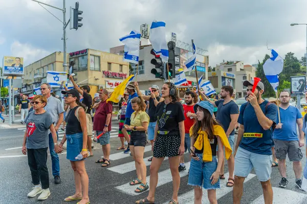Hayfa, İsrail - 26 Ağustos 2025: İsrail 'in Hayfa kentinde düzenlenen Gazze Rehinesi Protesto Günü kapsamında insanlar yolu protesto edip trafiği kapattılar