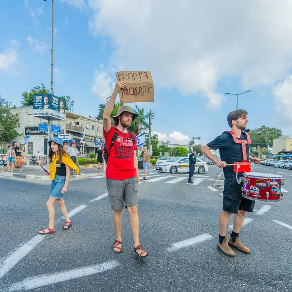 Hayfa, İsrail - 26 Ağustos 2025: İsrail 'in Hayfa kentinde düzenlenen Gazze Rehinesi Protesto Günü kapsamında insanlar yolu protesto edip trafiği kapattılar