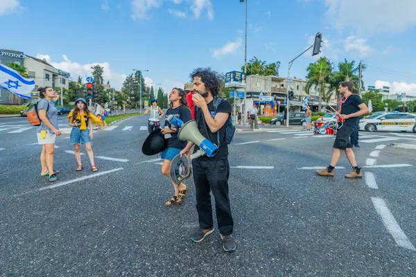 Hayfa, İsrail - 26 Ağustos 2025: İsrail 'in Hayfa kentinde düzenlenen Gazze Rehinesi Protesto Günü kapsamında insanlar yolu protesto edip trafiği kapattılar
