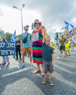 Hayfa, İsrail - 26 Ağustos 2025: İsrail 'in Hayfa kentinde düzenlenen Gazze Rehinesi Protesto Günü kapsamında insanlar yolu protesto edip trafiği kapattılar
