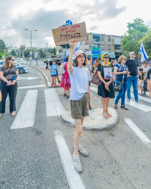 Hayfa, İsrail - 26 Ağustos 2025: İsrail 'in Hayfa kentinde düzenlenen Gazze Rehinesi Protesto Günü kapsamında insanlar yolu protesto edip trafiği kapattılar
