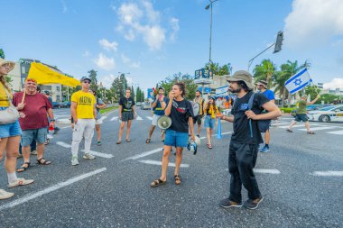 Hayfa, İsrail - 26 Ağustos 2025: İsrail 'in Hayfa kentinde düzenlenen Gazze Rehinesi Protesto Günü kapsamında insanlar yolu protesto edip trafiği kapattılar