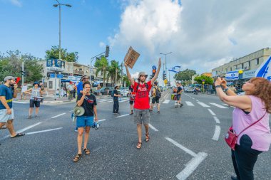 Hayfa, İsrail - 26 Ağustos 2025: İsrail 'in Hayfa kentinde düzenlenen Gazze Rehinesi Protesto Günü kapsamında insanlar yolu protesto edip trafiği kapattılar