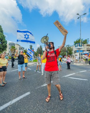 Hayfa, İsrail - 26 Ağustos 2025: İsrail 'in Hayfa kentinde düzenlenen Gazze Rehinesi Protesto Günü kapsamında insanlar yolu protesto edip trafiği kapattılar