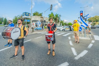 Hayfa, İsrail - 26 Ağustos 2025: İsrail 'in Hayfa kentinde düzenlenen Gazze Rehinesi Protesto Günü kapsamında insanlar yolu protesto edip trafiği kapattılar