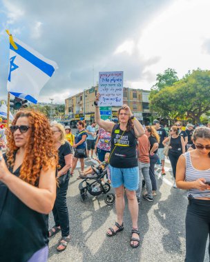 Hayfa, İsrail - 26 Ağustos 2025: İsrail 'in Hayfa kentinde düzenlenen Gazze Rehinesi Protesto Günü kapsamında insanlar yolu protesto edip trafiği kapattılar