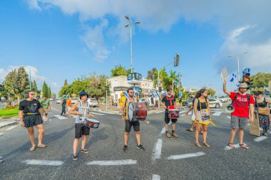 Hayfa, İsrail - 26 Ağustos 2025: İsrail 'in Hayfa kentinde düzenlenen Gazze Rehinesi Protesto Günü kapsamında insanlar yolu protesto edip trafiği kapattılar