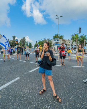 Hayfa, İsrail - 26 Ağustos 2025: İsrail 'in Hayfa kentinde düzenlenen Gazze Rehinesi Protesto Günü kapsamında insanlar yolu protesto edip trafiği kapattılar
