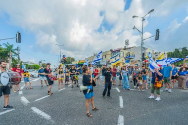Hayfa, İsrail - 26 Ağustos 2025: İsrail 'in Hayfa kentinde düzenlenen Gazze Rehinesi Protesto Günü kapsamında insanlar yolu protesto edip trafiği kapattılar