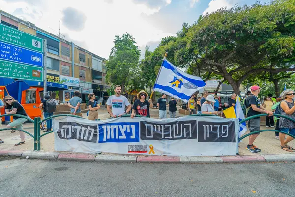 Hayfa, İsrail - 26 Ağustos 2025: İsrail 'in Hayfa kentinde düzenlenen Gazze Rehinesi Protesto Günü kapsamında insanlar yolu protesto edip trafiği kapattılar