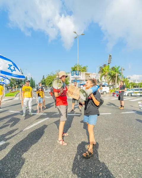 Hayfa, İsrail - 26 Ağustos 2025: İsrail 'in Hayfa kentinde düzenlenen Gazze Rehinesi Protesto Günü kapsamında insanlar yolu protesto edip trafiği kapattılar