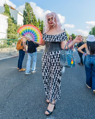 Hayfa, İsrail - 27 Ağustos 2025: LGBTQ + cemaatinin yıllık geçit töreninde drag queen olarak katılan kişi