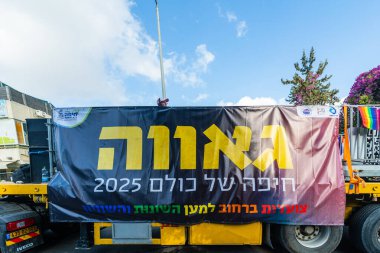 Hayfa, İsrail - 27 Ağustos 2025: LGBTQ + cemaatinin yıllık Onur Yürüyüşü, Hayfa, İsrail 'de süslü bir kamyonun görüntüsü