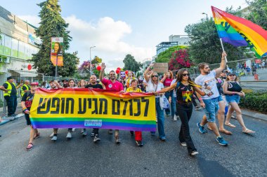 Hayfa, İsrail - 27 Ağustos 2025: Rehine Aileleri Forumu, LGBTQ + cemaati Hayfa, İsrail 'in yıllık Onur Yürüyüşü' ne katıldı