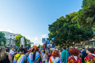 Hayfa, İsrail - 27 Ağustos 2025: LGBTQ + cemaatinin yıllık Onur Yürüyüşüne çeşitli katılımcılar katıldı, Hayfa, İsrail