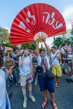 Hayfa, İsrail - 27 Ağustos 2025: LGBTQ + cemaatinin yıllık Onur Yürüyüşüne çeşitli katılımcılar katıldı, Hayfa, İsrail